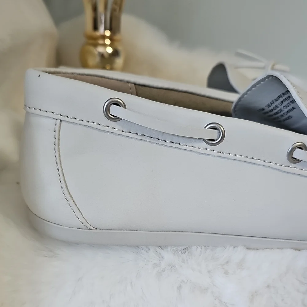 NWT! Tommy Bahama Women's Cream Moccasins - Picture 6 of 16